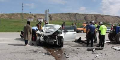 Otomobil ile traktör çarpıştı: 5 yaralı
