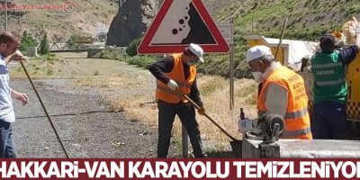 Hakkari-Van karayolu çöplerden arındırıldı