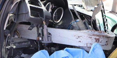 Bariyer otomobile ok gibi saplandı: 1 ölü, 4 yaralı