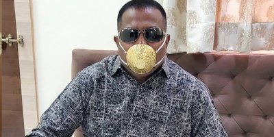Hindistanlı iş adamı korona virüse karşı altın maske takıyor