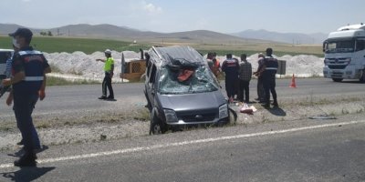 Hafif ticari araç şerit değiştirirken kaza yaptı: 4 yaralı