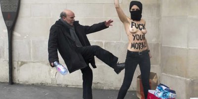 Amcadan FEMEN kızına uçan tekme