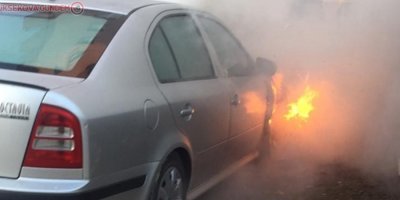 Van'da park halindeki araba alev aldı!