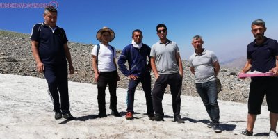 Temmuz'da karın ortasında piknik yaptılar