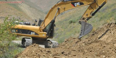 Yüksekova’da yol yapım çalışması