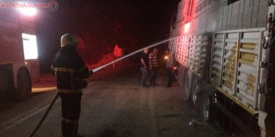 Yüksekova'da seyir halindeki tırın lastiği alev aldı