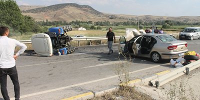Çankırı'da otomobil ile traktör çarpıştı: 3'ü ağır 8 yaralı