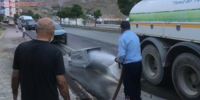 Hakkari’de çöp konteynerleri dezenfekte ediliyor