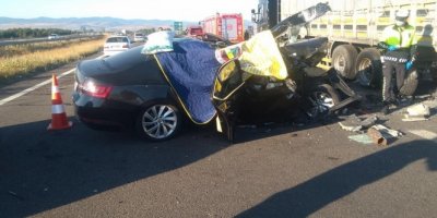 Bolu'da otomobil tırın altına girdi: 3 ölü, 1 yaralı