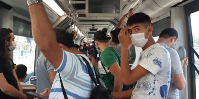 Metrobüslerde dikkat çeken yoğunluk
