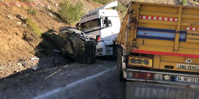 Hakkari'de TIR ile otomobil kafa kafaya çarpıştı