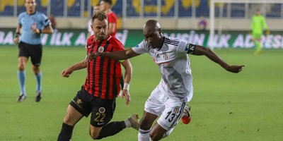 Beşiktaş'ta Atiba Hutchinson'ın sözleşmesi uzatıldı