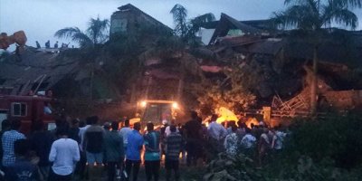 Hindistan'da 5 katlı bina çöktü