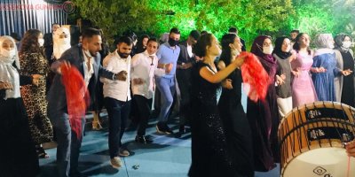 Düğünlerde 'korona' halayı devam ediyor