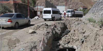 Belediye ekiplerinin menfez içinde zorlu mesaisi