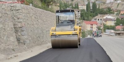 Hakkari’de tahrip olan yollar asfaltlanıyor