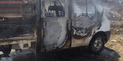 Seyir halindeki kamyonet alev alev yandı