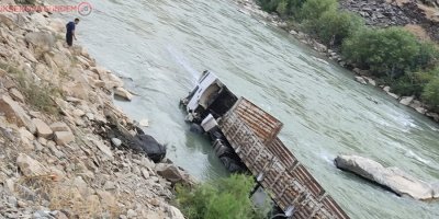 Kontrolden çıkan tır Zap Suyuna uçtu