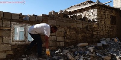 Hakkari’de düşen kayalar hasara yol açtı