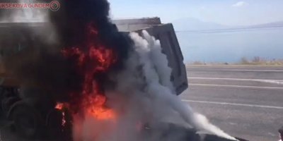Van'da seyir halindeki kamyon alev aldı