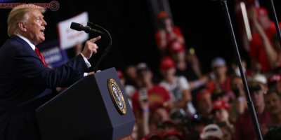 Trump Kapalı salonda miting düzenledi