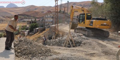 Hakkari belediyesinden istinat duvarı çalışması