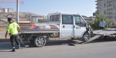 Yüksekova’da maddi hasarlı kaza