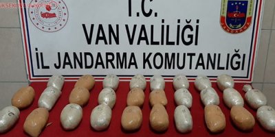 Van'da park halindeki araçta uyuşturucu ele geçirildi