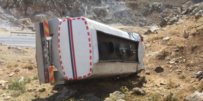 Van'da yakıt tankeri şarampole yuvarlandı: 2 yaralı