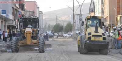 Yüksekova’da yol yapım çalışması