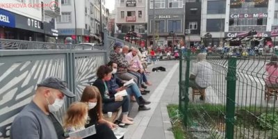 Fatsalılar madene karşı yalın ayak kitap okuyor