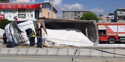 Van'da freni boşalan kamyon yan yattı: 1 yaralı