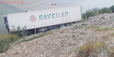 Kontrolden çıkan tır, zap suyuna düşmeden durdu