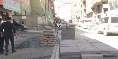 Hakkari’de yol ve kaldırım yapım çalışması