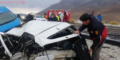 Van'da kaza, 4 araç bir birine girdi