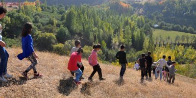 EBA’ya girmek için yüksek rakımlı tepeye çıkıyorlar