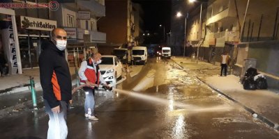 İtfaiye ekibi caddeleri dezenfekte etti