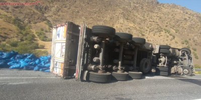 Kömür yüklü tır yan yattı: 1 yaralı