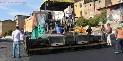 Şemdinli'de sıcak asfalt çalışması