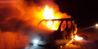 Van'da minibüs bir anda alevlere teslim oldu
