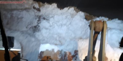 Yüksekova’da kardan kapanan yol açıldı