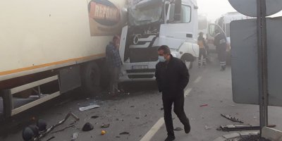 Konya'da sis nedeniyle 10'dan fazla araç birbirine girdi: 2 yaralı