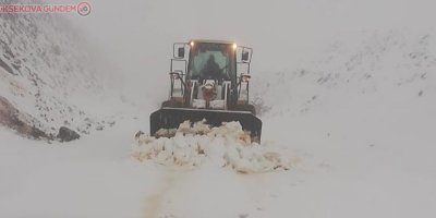 Yol onarım ekibine kar sürprizi