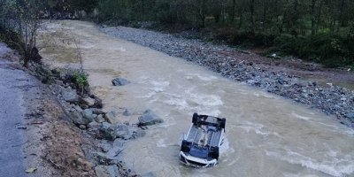 Araç dereye uçtu: 1 kayıp