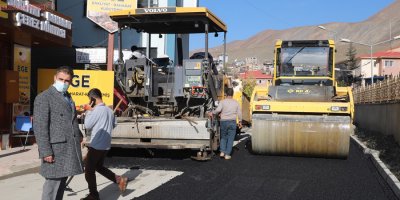 Hakkari’de yol asfaltlama çalışması