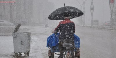 Yüksekova'da lapa lapa kar yağışı