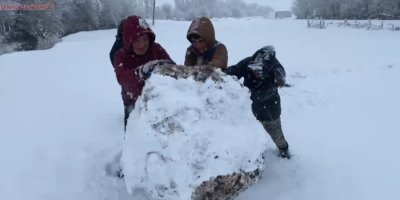 Yüksekovalı çocukların kar sevinci