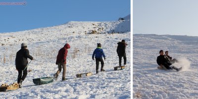 Yüksekova'da çocukların karlı tepelerde kızak keyfi