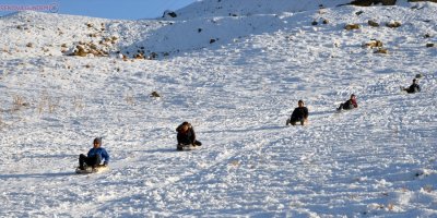 Yüksekovalı çocukların kızak keyfi
