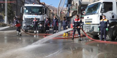 Hakkari’de cadde ve sokaklar dezenfekte edildi